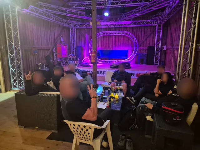 Artister och crew samlade i loungen inne i ladan med scenljus och truss i lila.